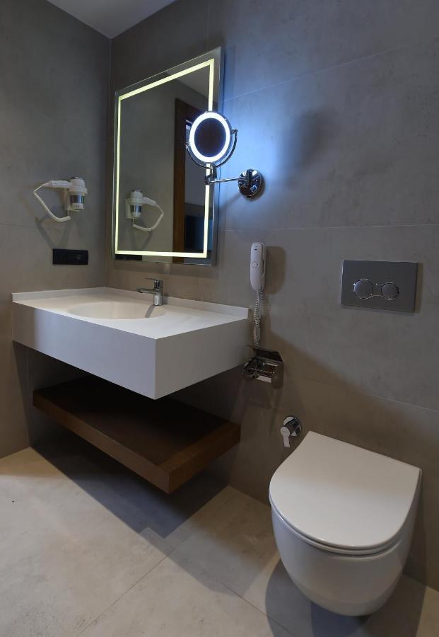 Cher Hotel & Spa Taksim Estambul Exterior foto A wall mounted sink