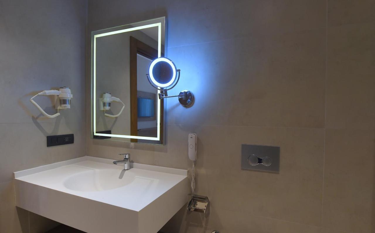 Cher Hotel & Spa Taksim Estambul Exterior foto Bathroom mirror with LED lighting